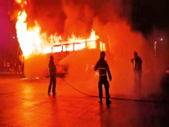 Bus caught fire on Sion-Panvel highway, driver rescued 17 passengers | चालकामुळे १७ प्रवासी बचावले; सायन-पनवेल महामार्गावर बस पेटली Bus caught fire on Sion-Panvel highway, driver rescued 17 passengers | चालकामुळे १७ प्रवासी बचावले; सायन-पनवेल महामार्गावर बस पेटली