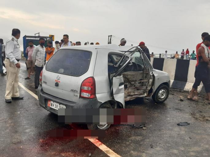 Car collides with divider, driver killed, 4 seriously injured | दुभाजकावर आदळली कार, चालक ठार 4 जण गंभीर जखमी Car collides with divider, driver killed, 4 seriously injured | दुभाजकावर आदळली कार, चालक ठार 4 जण गंभीर जखमी