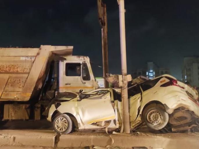 A speeding car hits a power pole; 2 pieces of car in a terrible accident in mumbai | मुंबईत कारची वीजेच्या खांबाला धडक; भीषण अपघातात गाडीचे २ तुकडे A speeding car hits a power pole; 2 pieces of car in a terrible accident in mumbai | मुंबईत कारची वीजेच्या खांबाला धडक; भीषण अपघातात गाडीचे २ तुकडे