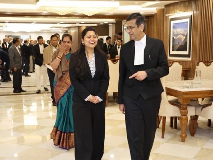 When the Chief Justice stood up for Pradnya; 41 lakh scholarship for cook's daughter of supreme court | ...जेव्हा प्रज्ञासाठी सरन्यायाधीश उभे राहिले; स्वयंपाकीच्या मुलीस ५० हजार डॉलर्सची शिष्यवृत्ती When the Chief Justice stood up for Pradnya; 41 lakh scholarship for cook's daughter of supreme court | ...जेव्हा प्रज्ञासाठी सरन्यायाधीश उभे राहिले; स्वयंपाकीच्या मुलीस ५० हजार डॉलर्सची शिष्यवृत्ती
