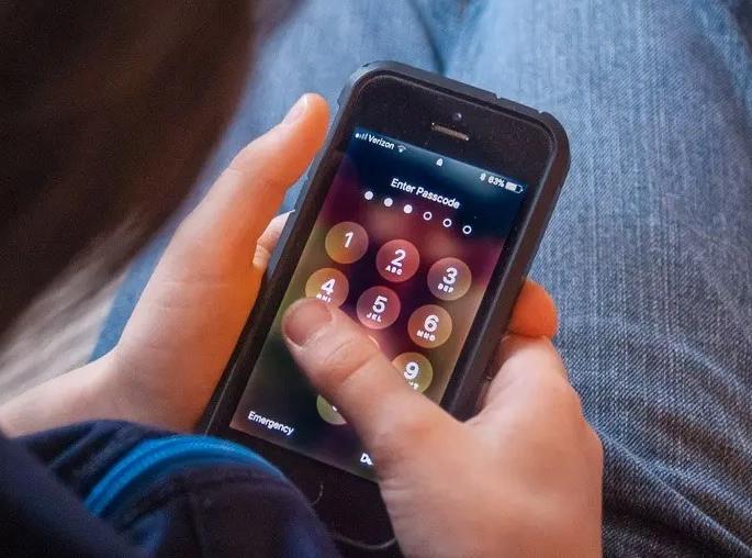 A 14-year-old boy committed suicide by hanging himself because his mother did not bring him a new mobile phone in baramati | आईने नवीन मोबाईल घेऊन दिला नाही म्हणून १४ वर्षाच्या मुलाची आत्महत्या A 14-year-old boy committed suicide by hanging himself because his mother did not bring him a new mobile phone in baramati | आईने नवीन मोबाईल घेऊन दिला नाही म्हणून १४ वर्षाच्या मुलाची आत्महत्या