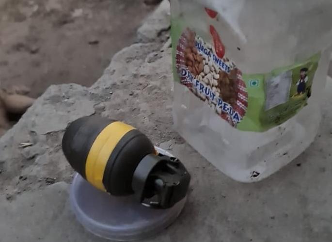 One arrested with Chinese hand grenade in Kashmir Valley | काश्मीर खोऱ्यात चायनीज हँड ग्रॅनेडसह एकास अटक, चौकशी सुरू One arrested with Chinese hand grenade in Kashmir Valley | काश्मीर खोऱ्यात चायनीज हँड ग्रॅनेडसह एकास अटक, चौकशी सुरू