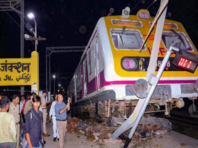 The driver kept looking at his mobile phone and the train went to the platform | चालक मोबाईल पाहत राहिला अन् ट्रेन गेली प्लॅटफॉर्मवर; व्हिडिओ व्हायरल The driver kept looking at his mobile phone and the train went to the platform | चालक मोबाईल पाहत राहिला अन् ट्रेन गेली प्लॅटफॉर्मवर; व्हिडिओ व्हायरल