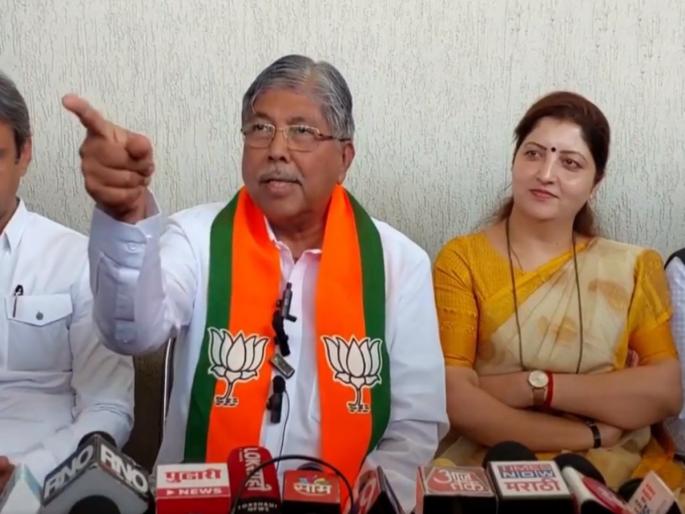 Rupali Chakankar aside; Chandrakant Patal criticizes Sharad Pawar with a pinch on baramati loksabha election | चाकणकर बाजूलाच; चुटकी वाजवून चंद्रकांत पाटलांची शरद पवारांवर टीका Rupali Chakankar aside; Chandrakant Patal criticizes Sharad Pawar with a pinch on baramati loksabha election | चाकणकर बाजूलाच; चुटकी वाजवून चंद्रकांत पाटलांची शरद पवारांवर टीका