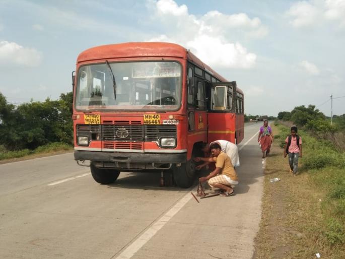 A tire of a bus running on the road burst, a major accident was averted by the driver's intervention | रस्त्यावर धावत्या बसचा टायर फुटला, चालकाच्या प्रसंगावधानाने मोठी दुर्घटना टळली  A tire of a bus running on the road burst, a major accident was averted by the driver's intervention | रस्त्यावर धावत्या बसचा टायर फुटला, चालकाच्या प्रसंगावधानाने मोठी दुर्घटना टळली