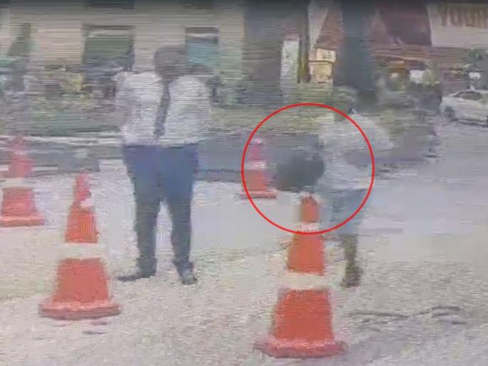 A senior citizen woman's bag was stolen from the mall's scanning machine | Video: मॉलच्या स्कॅनिंग मशीनमधून ज्येष्ठ नागरिक महिलेची बॅग चोरीला A senior citizen woman's bag was stolen from the mall's scanning machine | Video: मॉलच्या स्कॅनिंग मशीनमधून ज्येष्ठ नागरिक महिलेची बॅग चोरीला