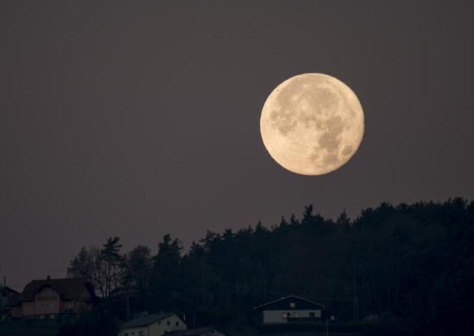 A full moon will appear on the full moon, and a lunar eclipse will take place on Wednesday | पौर्णिमेला सुपरमूनचं दर्शन होणार, बुधवारी खग्रास चंद्रग्रहण लागणार A full moon will appear on the full moon, and a lunar eclipse will take place on Wednesday | पौर्णिमेला सुपरमूनचं दर्शन होणार, बुधवारी खग्रास चंद्रग्रहण लागणार