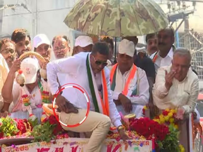 A person with a gun seen near the Chief Minister during the campaign | निवडणूक प्रचारात मुख्यमंत्र्यांजवळ पाेहाेचली बंदूकधारी व्यक्ती A person with a gun seen near the Chief Minister during the campaign | निवडणूक प्रचारात मुख्यमंत्र्यांजवळ पाेहाेचली बंदूकधारी व्यक्ती