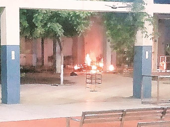 Crowds attack coroner's funeral, relatives flee with half-burnt corpse in kashmir | कोरोनाग्रस्ताच्या अंत्यसंस्कारावेळी जमावाचा हल्ला, अर्धे जळालेलं प्रेत घेऊन नातेवाईक पळाले Crowds attack coroner's funeral, relatives flee with half-burnt corpse in kashmir | कोरोनाग्रस्ताच्या अंत्यसंस्कारावेळी जमावाचा हल्ला, अर्धे जळालेलं प्रेत घेऊन नातेवाईक पळाले