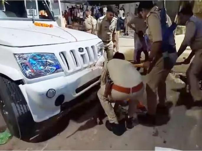 Shopping at auspicious time, accident in front of temple; Instead of coconuts, the car ran over the beggars in itava UP | शुभ मुहूर्तावर खरेदी, मंदिरासमोरच अपघात; नारळाऐवजी भिकाऱ्यांच्या अंगावरच चढली कार