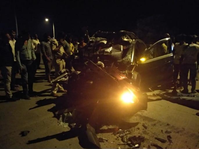A car collided with a truck, two were killed on the spot and two were seriously injured | ट्रकला कारची भीषण धडक, दोघे जागीच ठार 2 जण गंभीर जखमी A car collided with a truck, two were killed on the spot and two were seriously injured | ट्रकला कारची भीषण धडक, दोघे जागीच ठार 2 जण गंभीर जखमी