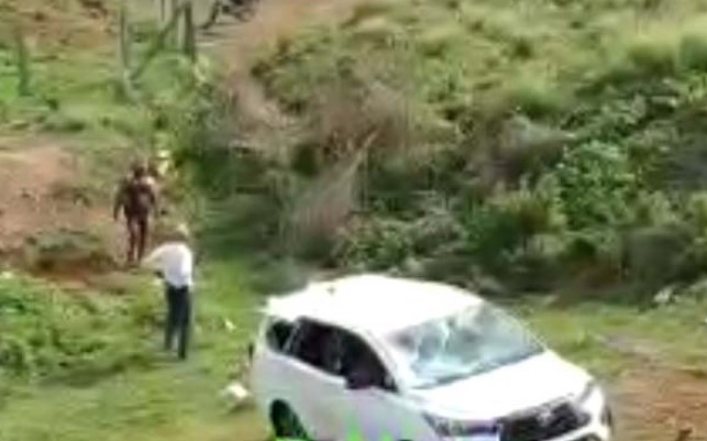 Two youths from Kolhapur were killed when a car crashed into a ravine near a hill | पुईखडी टेकडीजवळ मोटारकार दरीत कोसळून कोल्हापूरचे दोघे तरुण ठार Two youths from Kolhapur were killed when a car crashed into a ravine near a hill | पुईखडी टेकडीजवळ मोटारकार दरीत कोसळून कोल्हापूरचे दोघे तरुण ठार