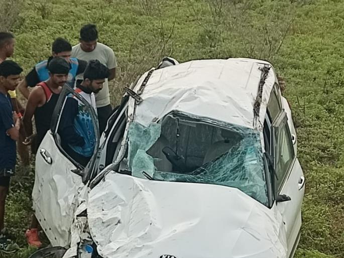 The car overturned on the road after losing control, the youth was killed in vashim | नियंत्रण सुटल्याने रस्त्याखाली पलटली कार, युवक ठार The car overturned on the road after losing control, the youth was killed in vashim | नियंत्रण सुटल्याने रस्त्याखाली पलटली कार, युवक ठार