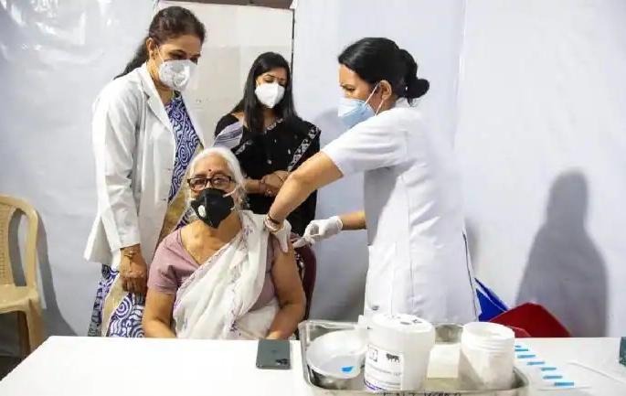 Health workers lag behind doctors in officer-staff vaccinations | अधिकारी-कर्मचाऱ्यांच्या लसीकरणात डॉक्टरांसह आरोग्य कर्मचारी पिछाडीवर
