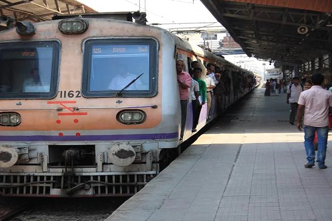 TC beaten up for asking for ticket | तिकीट विचारल्याने टीसीला केली मारहाण