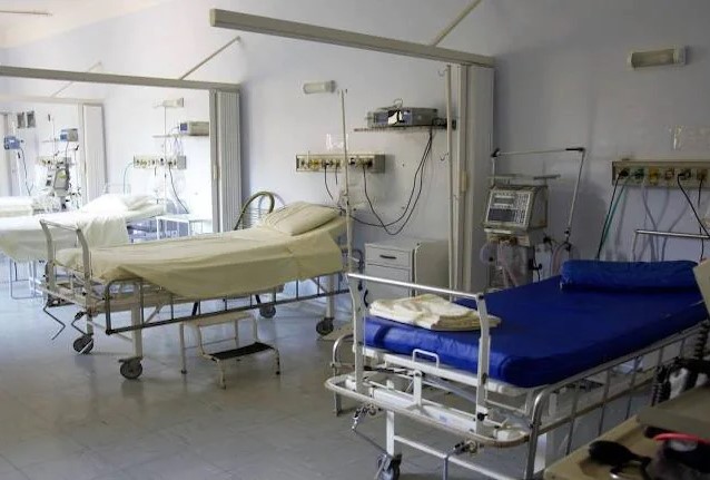 The false pretense that the battered patient was alive, infuriated the former MLA | दगावलेला रुग्ण जिवंत असल्याची खोटी बतावणी, माजी आमदार संतापले The false pretense that the battered patient was alive, infuriated the former MLA | दगावलेला रुग्ण जिवंत असल्याची खोटी बतावणी, माजी आमदार संतापले