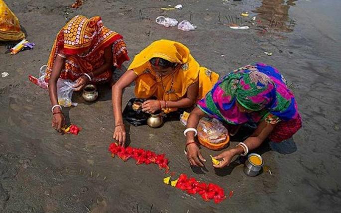 Considering Corona to be a divine wrath, the village put the goddess in a coffin | कोरोनाला दैवी कोप समजून गावाने देवीला घातले साकडे