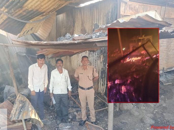 4 shops including dispensary on Warangafati fire; Eleven lakhs loss | वारंगाफाट्यावर दवाखान्यासह 4 दुकानांना भीषण आग; अकरा लाखांचे नुकसान 4 shops including dispensary on Warangafati fire; Eleven lakhs loss | वारंगाफाट्यावर दवाखान्यासह 4 दुकानांना भीषण आग; अकरा लाखांचे नुकसान