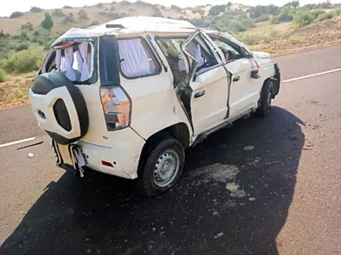 Director General of CID Police of telangana's car met with an accident, his wife died, the driver was also seriously injured in jaisalmer | पोलीस महासंचालकांच्या कारला अपघात, पत्नीचा मृत्यू चालकही गंभीर जखमी Director General of CID Police of telangana's car met with an accident, his wife died, the driver was also seriously injured in jaisalmer | पोलीस महासंचालकांच्या कारला अपघात, पत्नीचा मृत्यू चालकही गंभीर जखमी