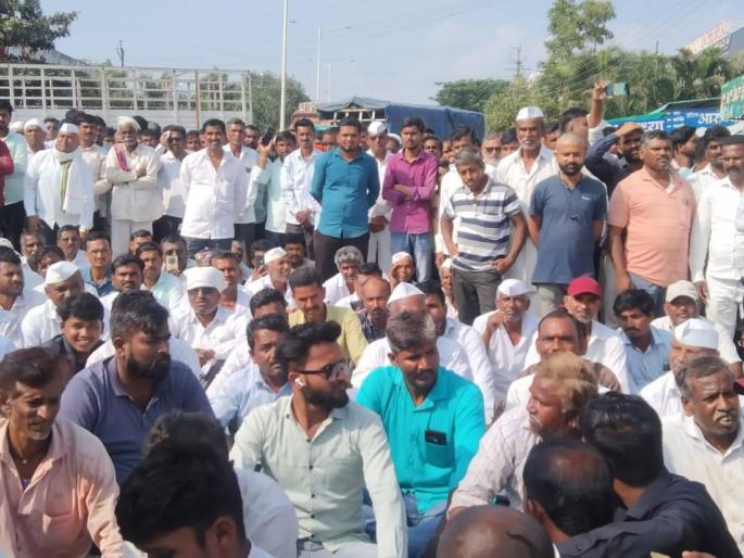 Farmers angry over fall in onion prices; Agitation in front of Sangamner Agricultural Produce Market Committee | कांद्याचे भाव घसरल्याने शेतकरी संतप्त; संगमनेर बाजार समितीसमोर आंदोलन Farmers angry over fall in onion prices; Agitation in front of Sangamner Agricultural Produce Market Committee | कांद्याचे भाव घसरल्याने शेतकरी संतप्त; संगमनेर बाजार समितीसमोर आंदोलन
