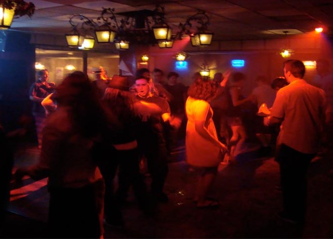 Young people dance obscenely till midnight with six dancers in lonavala | पोलीस रेड... सहा नर्तिकांसोबत तरुणांचा मध्यरात्रीपर्यंत अश्लील नाच