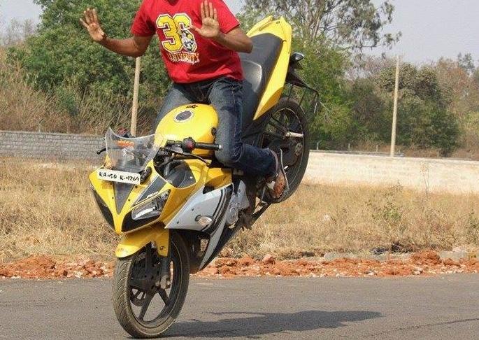 Stunt boy hits police sub-inspector in navi mumbai | स्टंटबाज तरूणाची पोलीस उपनिरीक्षकास धडक