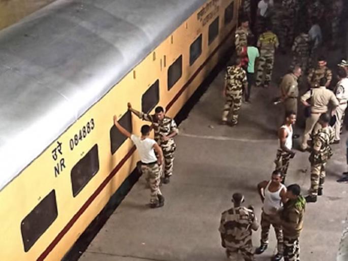 A/C in the train of soldiers deployed for the G20 conference, chaos at the railway station | जी २० परिषदेसाठी तैनात जवानांच्या रेल्वे कोचमधील एसी बंद, रेल्वे स्टेशन गोंधळ A/C in the train of soldiers deployed for the G20 conference, chaos at the railway station | जी २० परिषदेसाठी तैनात जवानांच्या रेल्वे कोचमधील एसी बंद, रेल्वे स्टेशन गोंधळ