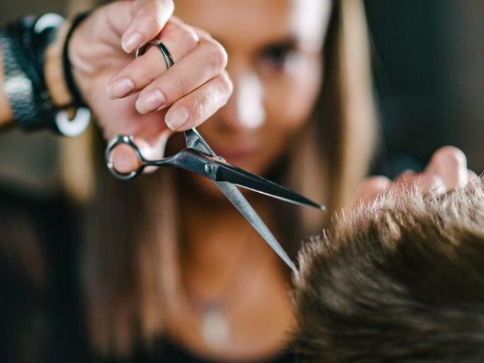 And the scissors went to the third; The angry woman burst into tears and demanded the money back in america goes viral | ... अन् कात्री तिसरीकडेच चालली; संतप्त महिलेला रडू कोसळले, पैसेही परत मागितले And the scissors went to the third; The angry woman burst into tears and demanded the money back in america goes viral | ... अन् कात्री तिसरीकडेच चालली; संतप्त महिलेला रडू कोसळले, पैसेही परत मागितले