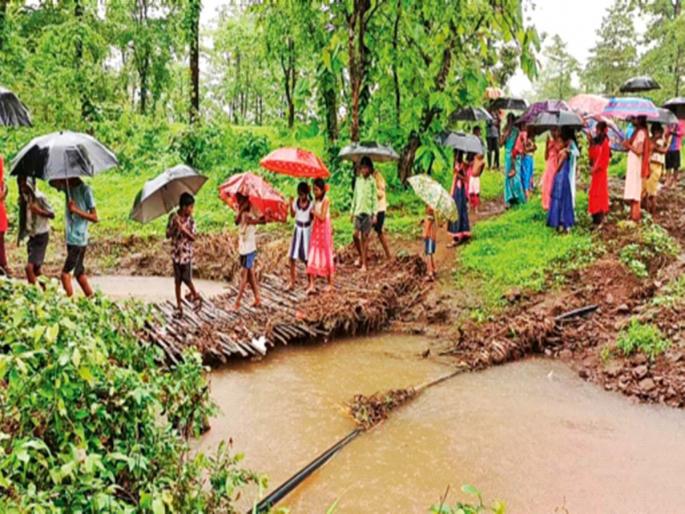 Tribal students are inconvenienced as the bridge itself goes under water | जीवघेणा प्रवास... पूलच पाण्याखाली गेल्याने आदिवासी विद्यार्थ्यांची गैरसोय Tribal students are inconvenienced as the bridge itself goes under water | जीवघेणा प्रवास... पूलच पाण्याखाली गेल्याने आदिवासी विद्यार्थ्यांची गैरसोय