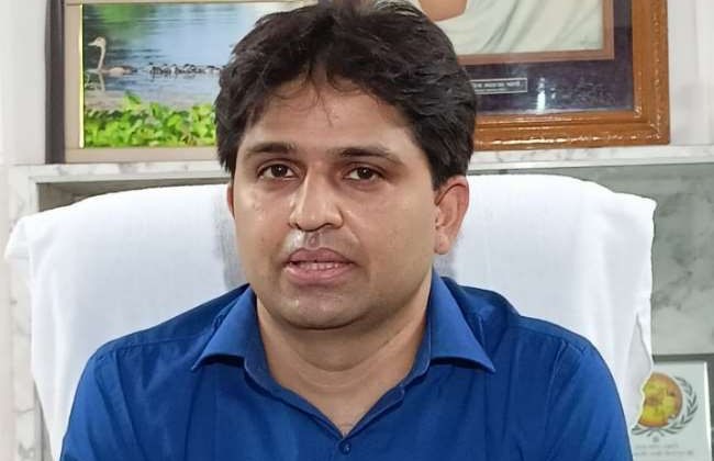 Direct action of the Collector, 18 absentees were taken to Bad in gorkahpur | जिल्हाधिकाऱ्यांची थेट अॅक्शन, गैरहजर असलेल्या 18 जणांना केलं बडतर्फ Direct action of the Collector, 18 absentees were taken to Bad in gorkahpur | जिल्हाधिकाऱ्यांची थेट अॅक्शन, गैरहजर असलेल्या 18 जणांना केलं बडतर्फ