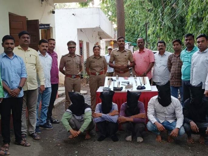 The plot of the thieves backfired; The police arrived when they were about to commit a robbery | दरोडेखोरांचा डाव उलटला; दरोडा टाकण्याच्या तयारीत असतानाच पोलीस पोहोचले The plot of the thieves backfired; The police arrived when they were about to commit a robbery | दरोडेखोरांचा डाव उलटला; दरोडा टाकण्याच्या तयारीत असतानाच पोलीस पोहोचले