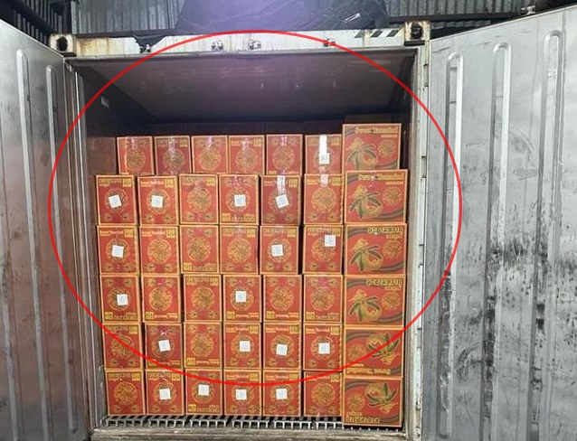 5.77 crore worth of cigarettes seized in Mumbai; Tamarin boxes were smuggled by sea | मुंबईत ५.७७ कोटींची विदेशी सिगारेट जप्त; समुद्रमार्गे चिंचेच्या बॉक्समधून होती तस्करी 5.77 crore worth of cigarettes seized in Mumbai; Tamarin boxes were smuggled by sea | मुंबईत ५.७७ कोटींची विदेशी सिगारेट जप्त; समुद्रमार्गे चिंचेच्या बॉक्समधून होती तस्करी