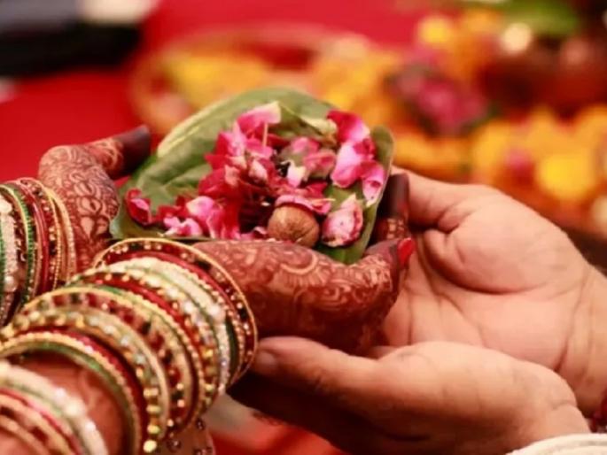 Marriage arranged by selling minor girl, crime against six persons in nandurbar | शॉकींग! अल्पवयीन मुलीची 3.5 लाखांत विक्री करुन लावले लग्न, सहा जणांविरुद्ध गुन्हा Marriage arranged by selling minor girl, crime against six persons in nandurbar | शॉकींग! अल्पवयीन मुलीची 3.5 लाखांत विक्री करुन लावले लग्न, सहा जणांविरुद्ध गुन्हा