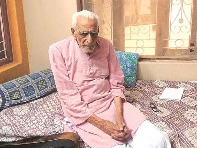 Pike of Gandhian thought, 103-year-old freedom fighter H.S. doreswamy defeats Corona | गांधीवादी विचारांचे पाईक, 103 वर्षीय स्वातंत्र्य सैनिकाची कोरोनावर मात Pike of Gandhian thought, 103-year-old freedom fighter H.S. doreswamy defeats Corona | गांधीवादी विचारांचे पाईक, 103 वर्षीय स्वातंत्र्य सैनिकाची कोरोनावर मात