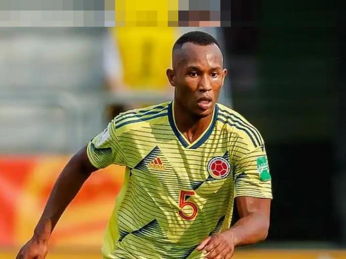 A 22-year-old footballer died on the field | २२ वर्षांच्या फुटबॉलपटूचे मैदानातच निधन A 22-year-old footballer died on the field | २२ वर्षांच्या फुटबॉलपटूचे मैदानातच निधन