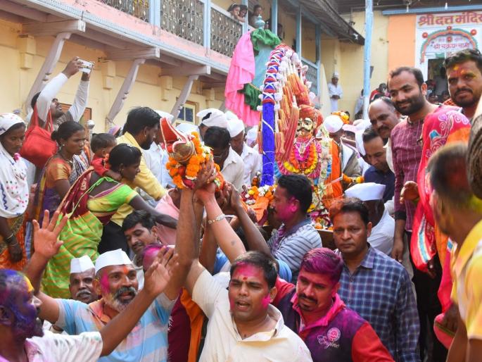 Commencement of Dutt Yatra Festival in Mauje Sukene; Splash of colors and joy of devotion | मौजे सुकेणेतील दत्त यात्रोत्सवास प्रारंभ; रंगांची उधळण अन् भक्तीचा जल्लोष Commencement of Dutt Yatra Festival in Mauje Sukene; Splash of colors and joy of devotion | मौजे सुकेणेतील दत्त यात्रोत्सवास प्रारंभ; रंगांची उधळण अन् भक्तीचा जल्लोष