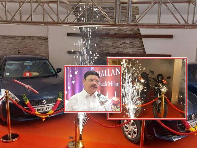 Chennai, Tamil Nadu | A jewellery shop owner gifted cars and bikes to his staff as Diwali gifts | मालक असावा तर असा; दुकानातील स्टाफला दिवाळी गिफ्ट दिल्या "कार अन् बाईक" Chennai, Tamil Nadu | A jewellery shop owner gifted cars and bikes to his staff as Diwali gifts | मालक असावा तर असा; दुकानातील स्टाफला दिवाळी गिफ्ट दिल्या "कार अन् बाईक"