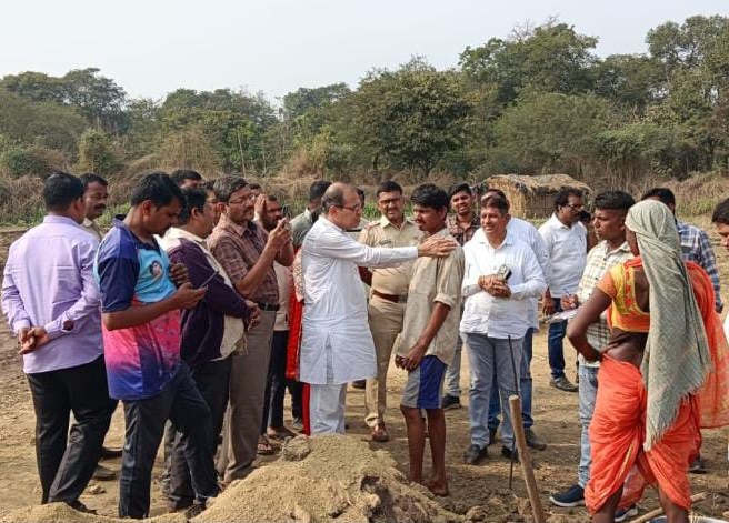 A brick kiln worker who went to meet his parents in Bhiwandi was beaten up by the owner | आई-वडिलांना भेटायला गेलेल्या वीटभट्टी मजुरास मालकाकडून मारहाण