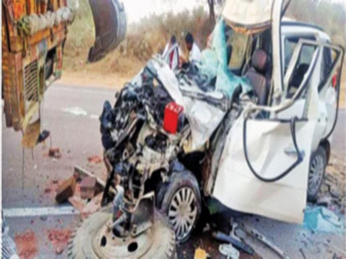 6 killed in police vehicle en route to PM's meeting | पंतप्रधानांच्या सभेसाठी जाणाऱ्या पोलीस वाहनाला भीषण अपघात, ६ ठार 6 killed in police vehicle en route to PM's meeting | पंतप्रधानांच्या सभेसाठी जाणाऱ्या पोलीस वाहनाला भीषण अपघात, ६ ठार