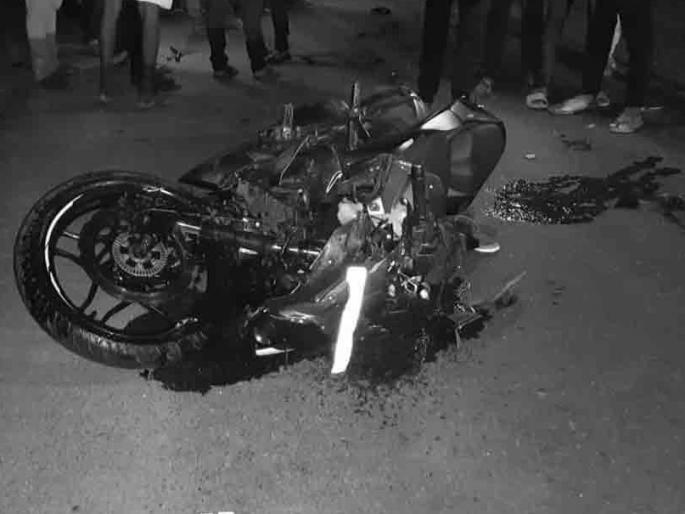3 of the family were killed in a terrible accident, 2 children died along with the father | भीषण अपघातात कुटुंबातील ३ ठार, वडिलांसह 2 मुलांचा मृत्यू 3 of the family were killed in a terrible accident, 2 children died along with the father | भीषण अपघातात कुटुंबातील ३ ठार, वडिलांसह 2 मुलांचा मृत्यू
