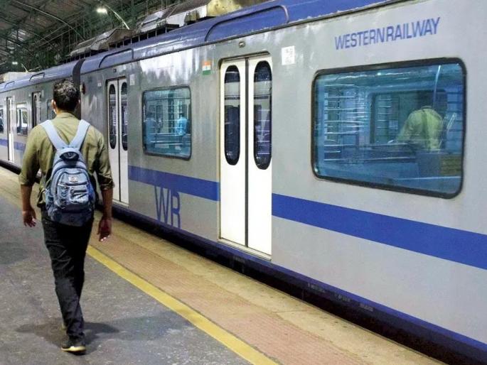 The doors of AC Local did not open; A major disruption for passengers | एसी लोकलचे दरवाजे उघडलेच नाहीत; प्रवाशांचा मोठा खोळंबा