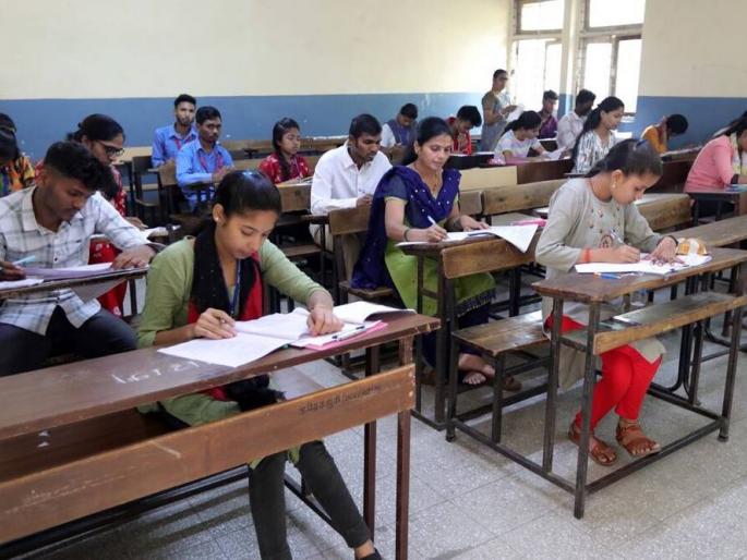 The teacher reached the exam center late, the students got confused in buldhana | परीक्षा केंद्रावर शिक्षकच पोहचले विलंबाने; विद्यार्थ्यांचा उडाला गोंधळ The teacher reached the exam center late, the students got confused in buldhana | परीक्षा केंद्रावर शिक्षकच पोहचले विलंबाने; विद्यार्थ्यांचा उडाला गोंधळ