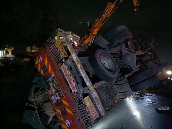 Eicher Tempo hits trolley in Warkari Dindi, 1 Warkari killed, 30 injured in satara shirwal | आयशर टेम्पोची दिंडीतील ट्रॅक्टर ट्रॉलीला धडक, 1 वारकरी ठार 30 जखमी Eicher Tempo hits trolley in Warkari Dindi, 1 Warkari killed, 30 injured in satara shirwal | आयशर टेम्पोची दिंडीतील ट्रॅक्टर ट्रॉलीला धडक, 1 वारकरी ठार 30 जखमी
