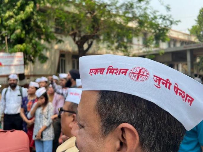 Half of ZP teachers on strike, half at work; The role of the teachers' union added to the confusion | ZP चे अर्धे शिक्षक संपावर, अर्धे कामावर; शिक्षक संघाच्या भूमिकेमुळे संभ्रमावस्था Half of ZP teachers on strike, half at work; The role of the teachers' union added to the confusion | ZP चे अर्धे शिक्षक संपावर, अर्धे कामावर; शिक्षक संघाच्या भूमिकेमुळे संभ्रमावस्था