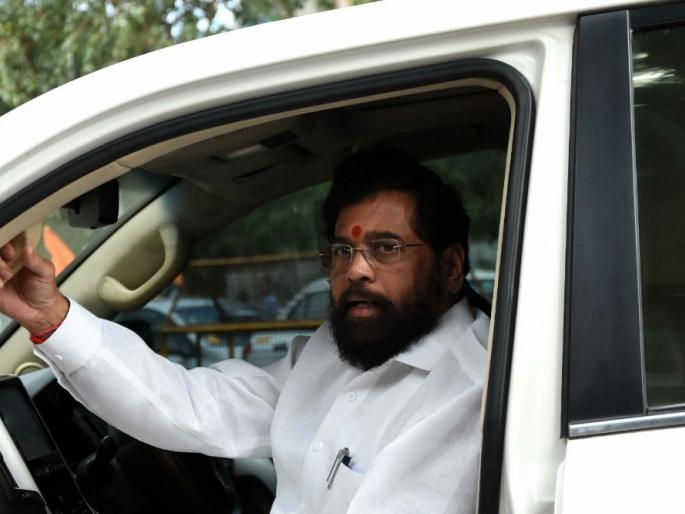 Rewards for encouraging the police to eradicate Naxals, congratulations from the Guardian Minister eknath shinde | नक्षलींचा खात्मा करणाऱ्या पोलिसांना बक्षीस, पालकमंत्र्यांकडून अभिनंदन Rewards for encouraging the police to eradicate Naxals, congratulations from the Guardian Minister eknath shinde | नक्षलींचा खात्मा करणाऱ्या पोलिसांना बक्षीस, पालकमंत्र्यांकडून अभिनंदन