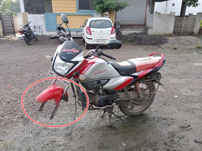 Terror among civilians, not bikes; The thieves stole only the wheel of the car in washim | नागरिकांमध्ये दहशत; दुचाकी नव्हे, तर चोरट्यांनी चोरलं केवळ गाडीचं चाक Terror among civilians, not bikes; The thieves stole only the wheel of the car in washim | नागरिकांमध्ये दहशत; दुचाकी नव्हे, तर चोरट्यांनी चोरलं केवळ गाडीचं चाक