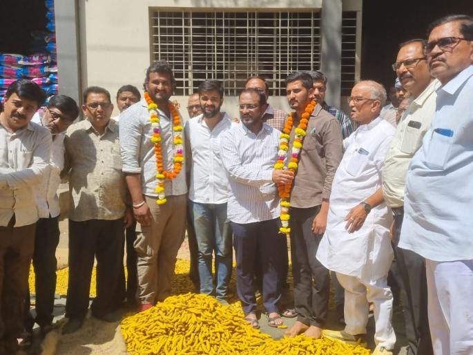 Achhe Din after 12 years; Gold price of Rajapuri Turmeric, 61 thousand per quintal | १२ वर्षांनी अच्छे दिन; राजापुरी हळदीला सोन्याचा भाव, क्विंटलला ६१ हजार