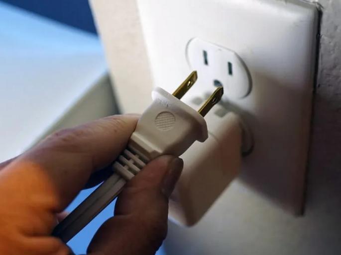 Watchman dies of electric shock, demands action against builder | विजेचा धक्का बसून वॉचमनचा मृत्यू, बिल्डरविरुद्ध कारवाईची मागणी Watchman dies of electric shock, demands action against builder | विजेचा धक्का बसून वॉचमनचा मृत्यू, बिल्डरविरुद्ध कारवाईची मागणी