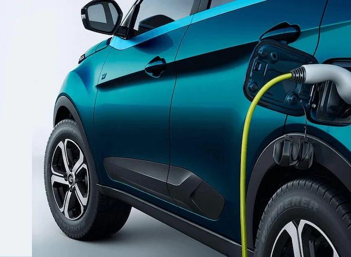 Electric vehicles to be cheaper than petrol cars, govt cut off GST from 18% to 5% | पेट्रोल कारपेक्षा स्वस्त होईल इलेक्ट्रीक वाहन,सरकारने GST 18 टक्क्यांवरुन केला 5%