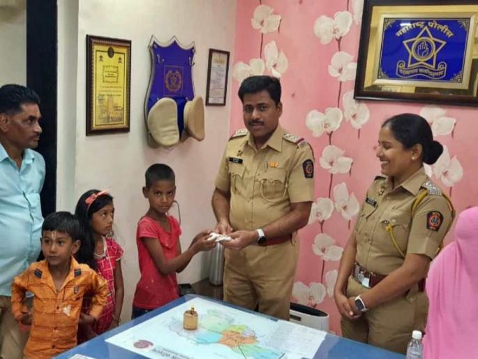 The sincerity and honesty of the childs who walking around the temple smelling Ashtagandha in alandi, return gold to police | देवाची आळंदी... मंदिराबाहेर अष्टगंध लावत वणवण फिरणाऱ्या चिमुकल्यांचा प्रामाणिकपणा